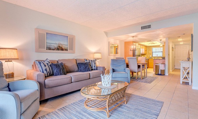 Ocean View Halifax Estates Condominio | Beautiful beachfront condo with pool, balcony, central AC & washer/dryer