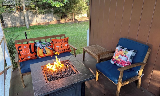 Albrightsville Cabina | NEW Game Room, fire pit, hot tub, 5 lakes, 2 pools!