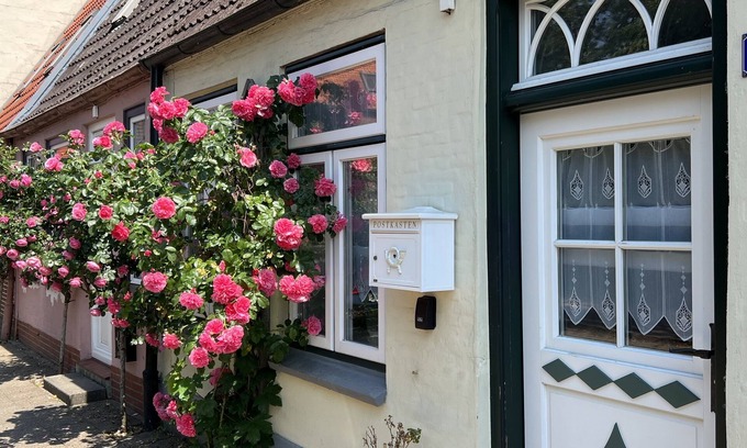 Friedrichstadt Casa | Beautiful vacation home directly on the canal