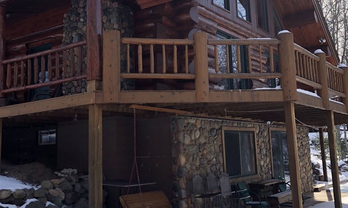 Hayward Casa | Beautiful Vacation Rental - Real Hand Scribed Log Home on Lovejoy Lake