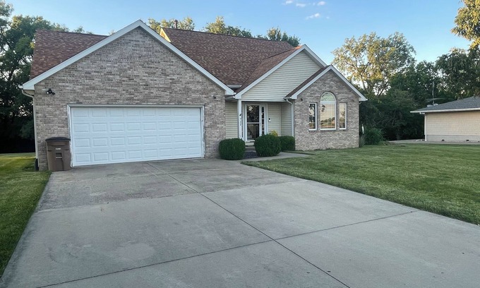 Shelbyville Casa | Beautiful vacation home seconds away from Lake Shelbyville Beach and Boat Ramp!!