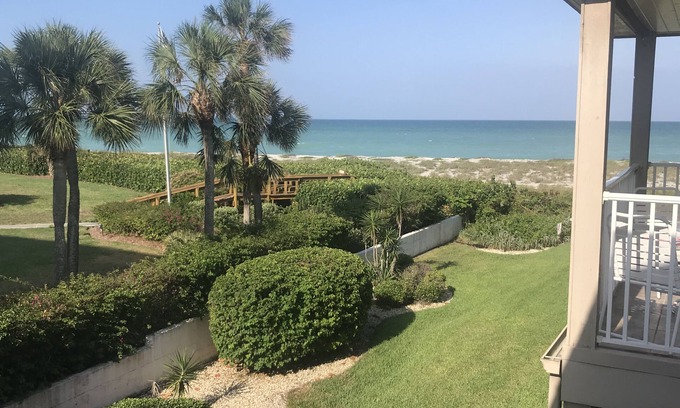 Golden Beach Condominio | Beautiful VENICE BEACH beachfront condo with private beach access, balcony, pool
