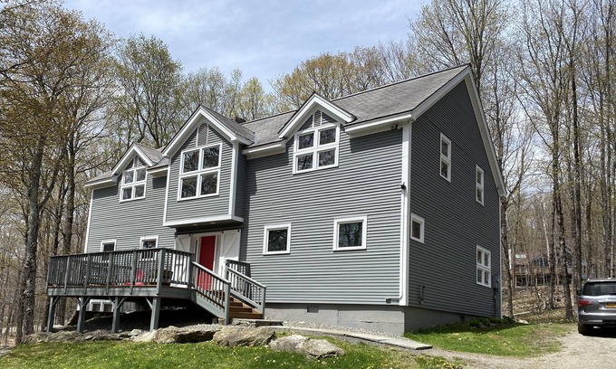 Forest Farms Casa | Beautiful Vermont home set on a private property with a view of Stratton Mt