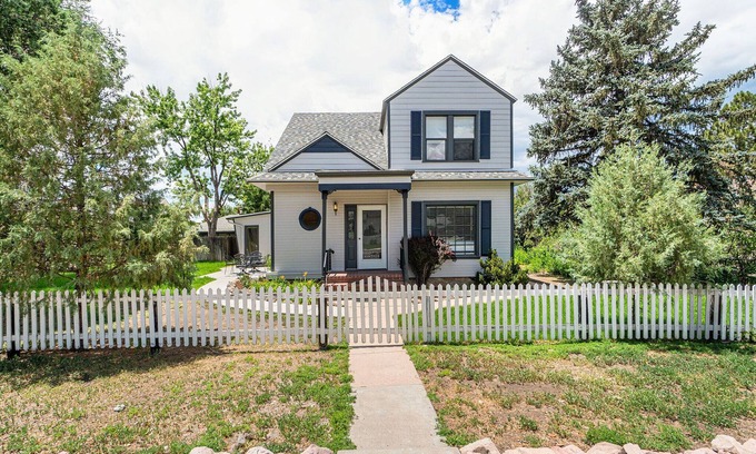 Castle Rock Casa | Beautiful Victorian 4 Bedroom downtown Castle Rock