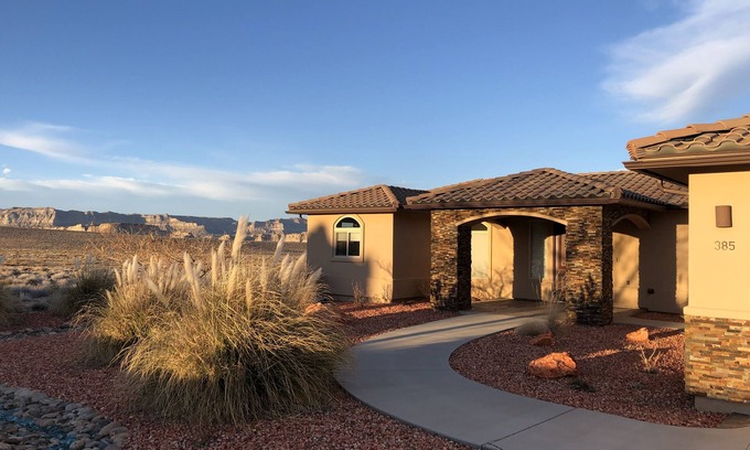 Greenehaven Casa | Beautiful views! Custom Home, Hot Tub, Lake Powell, Antelope Cyn WiFi, EV Charge