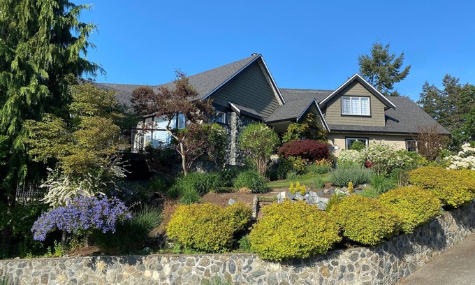 Saanich East Apartamento | Beautiful views, quiet space