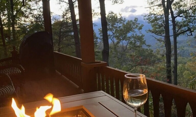 Bryson City Casa | Beautiful Views! Your Outdoor Paradise awaits. Mountain Cabin with great sunsets