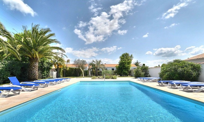 Cheray Casa | Maravillosa casa de vacaciones para 4 personas con piscina, WIFI, terraza y aparcamiento