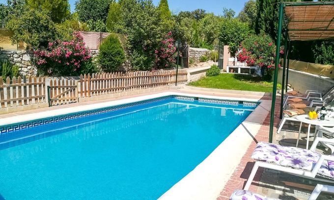 Montefrio Villa | Hermosa villa en un terreno privado con olivos y árboles frutales