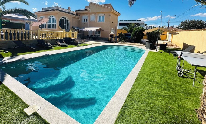Quesada Casa | Hermosa villa con gran piscina y estudio independiente en ciudad quesada Wifi