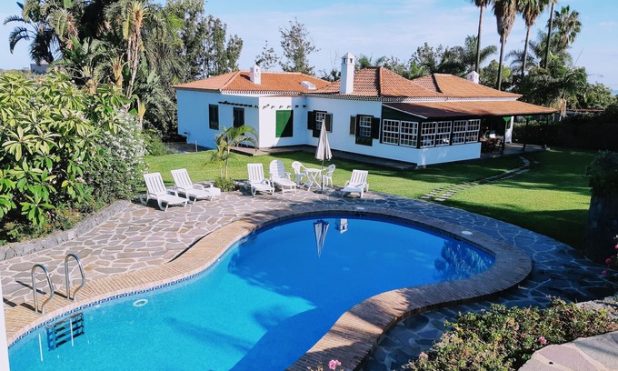Las Arenas Villa | Hermosa villa en exclusivo jardín de 5,000m2 con piscina privada climatizada