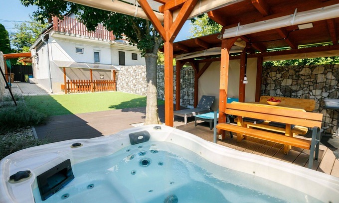 Siofok-Sosto Casa | Preciosa casa de vacaciones con WIFI, jacuzzi, A/C, TV, balcón, mascotas permitida y aparcamiento