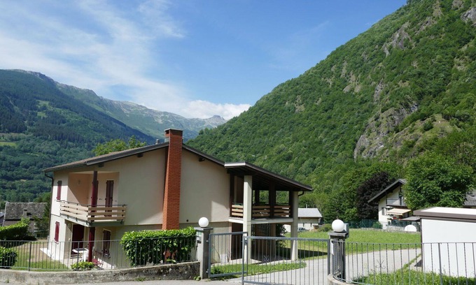 Blenio Casa | Estupenda casa de vacaciones con WIFI, TV, terraza, mascotas permitida y vista panorámica
