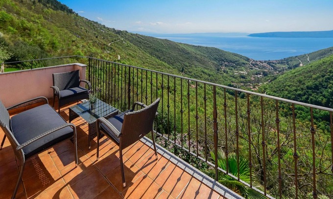 Sucici Casa | Maravillosa casa de vacaciones con WIFI, A/C, TV, terraza, vista panorámica y aparcamiento
