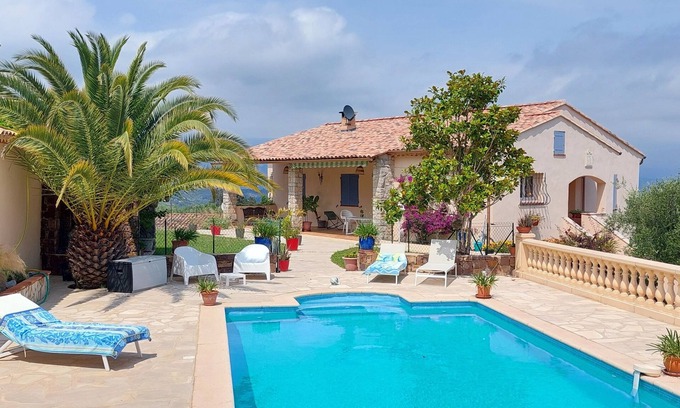 Tanneron Casa | Hermosa villa en alquiler en un entorno verde
