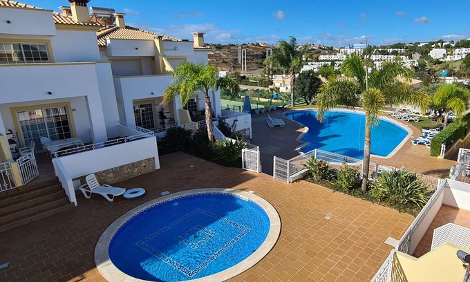 Urbanizacao dos Calicos Villa | Hermosa villa en Albufeira, pequeño condominio con 2 piscinas y cancha de tenis