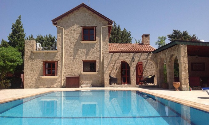 Karsiyaka Villa | Hermosa villa, gran jardín privado con piscina, wifi gratuito
