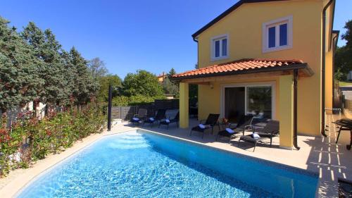 Mugeba Villa | Beautiful villa Mugeba II with pool near the aquapark in Porec