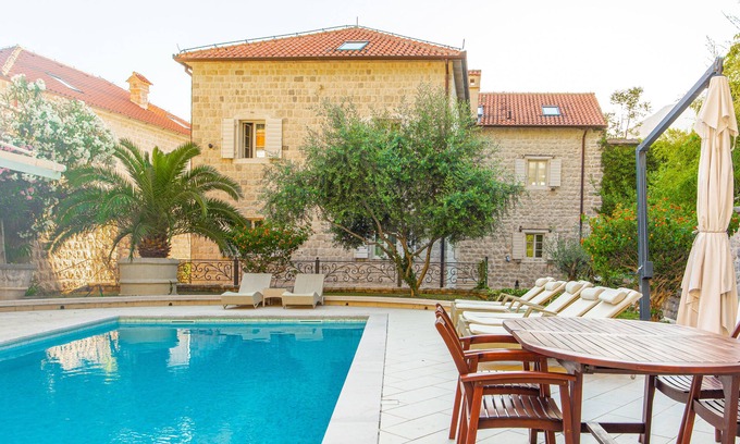 Ljuta Villa | Hermosa Villa en la playa con apartamentos de lujo y habitaciones. ¡Asombroso!
