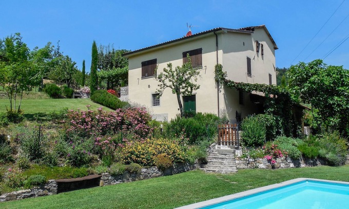 Camporgiano Villa | Hermosa villa, piscina privada WIFI magníficos jardines y vistas a la montaña, tranquilo!