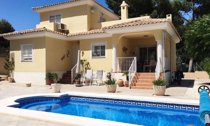 Castalla Villa | Hermosa villa, con capacidad para 6 personas con piscina privada y acceso WiFi