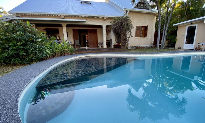 Etang Sale Les Bains Villa | Hermosa villa, piscina, jacuzzi separada, baño de vapor, baños de sal Pond.