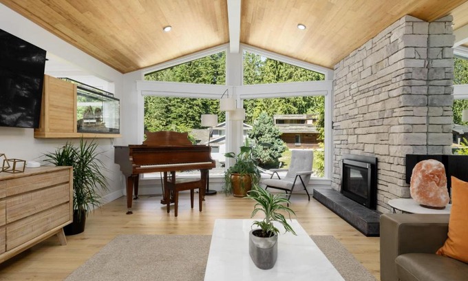 Blueridge Casa | Beautiful Villa with heated Pool hot tub by forest