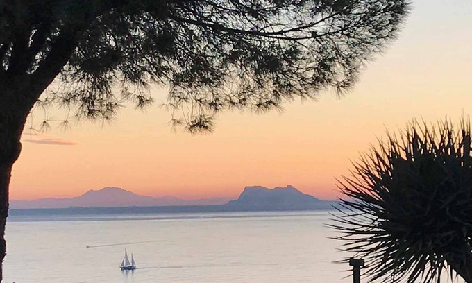 Urbanización Puerto de Estepona Casa | Magnifica villa con vistas al mar y piscina privada en el Seghers