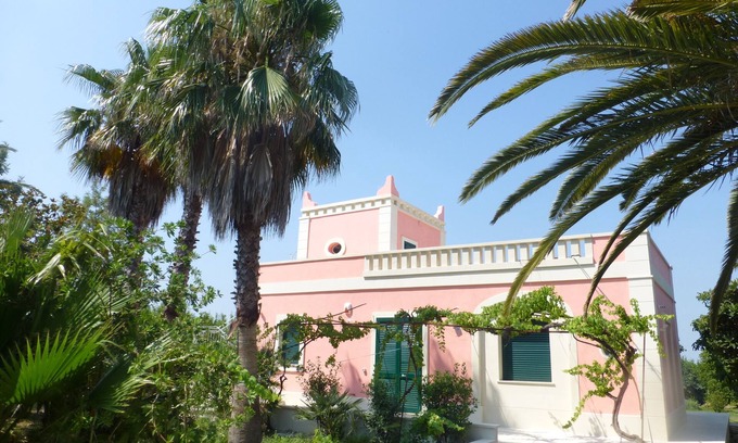 Cutrofiano Villa | Villa de lujo con piscina, 3 dormitorios y 2 baños, terraza, pérgola, jardìn
