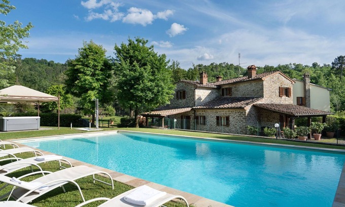 Subbiano Villa | Maravillosa casa de vacaciones con A/C, WIFI, piscina privada, jacuzzi, TV, patio, cerca de Arezzo