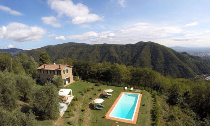 Macchino Villa | Hermosa villa con piscina para relajarse y disfrutar.