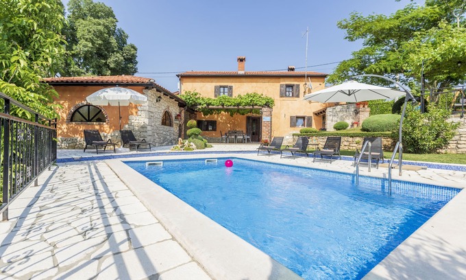 Karojba Casa | Hermosa villa con piscina, parrilla, wifi gratis, lavadora