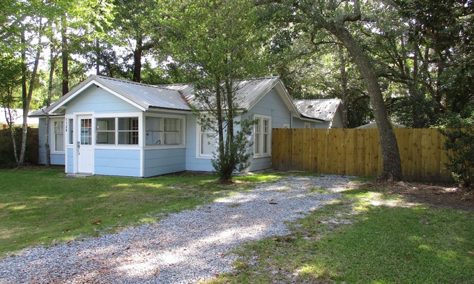 Ocean Springs Cabaña | Beautiful vintage cottage remodeled in Old Ocean Springs