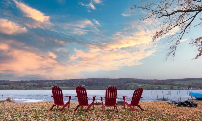 Dundee Cabaña | Beautiful Waneta Lake Front Cottage! KAYAKS! Wine Country FLX