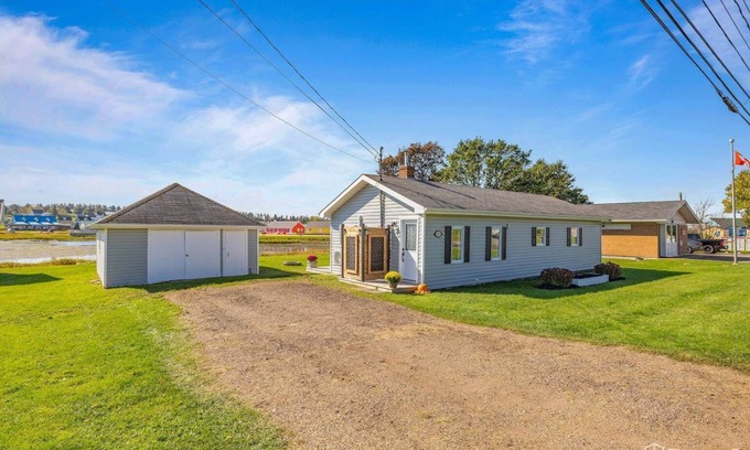 Saint Peters Bay Cabaña | Beautiful Waterfront Cottage in the Heart of St. Peters Bay