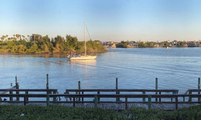 New Smyrna Beach Condominio | Beautiful Waterfront Condo...Watch the boats and dolphins!