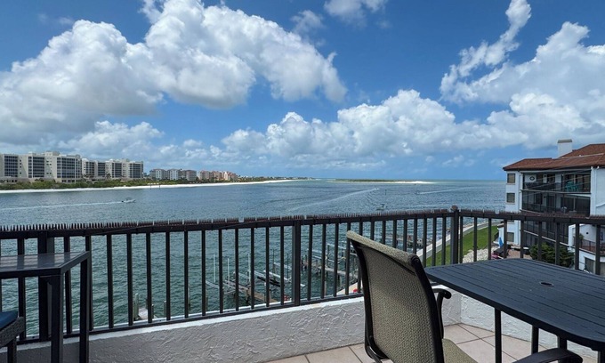 Isles of Capri Condominio | Beautiful water front condo with a View! Isles of Capri