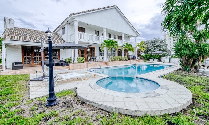 Bermuda Riviera Casa | Beautiful waterfront home with pool, fast WiFi & W/D - dog-friendly