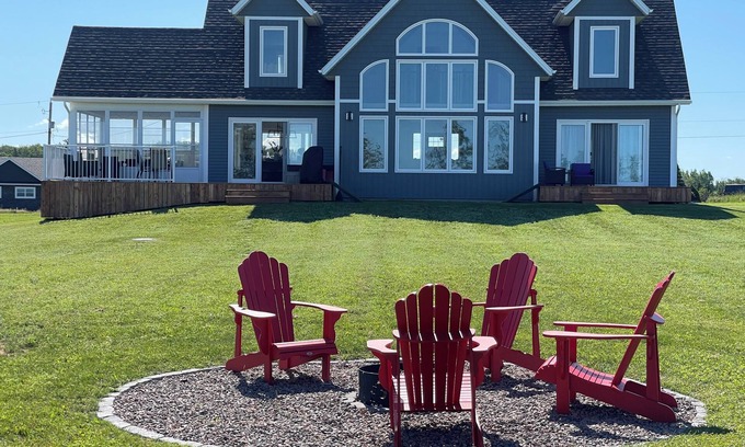 New London Casa | New waterfront vacation home near Cavendish. Sleeps 10.