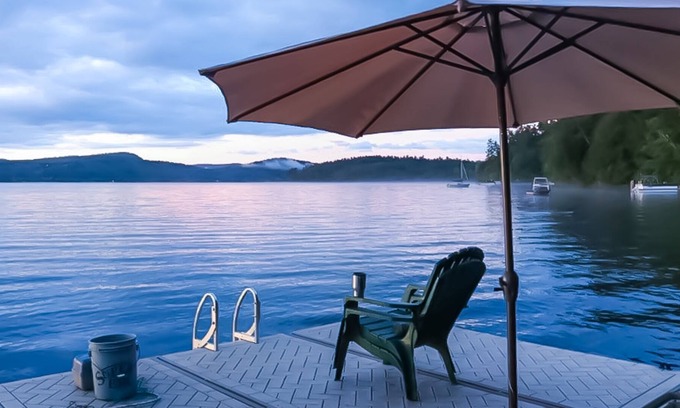 Schroon Lake Casa | Hermosa casa del lago con cable, muelle, w / d, terraza, parrilla de gas - vistas al lago!