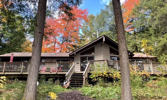 Bracebridge Cabaña | Beautiful Waterfront cottage at Bird Lake, Muskoka, with long water line
