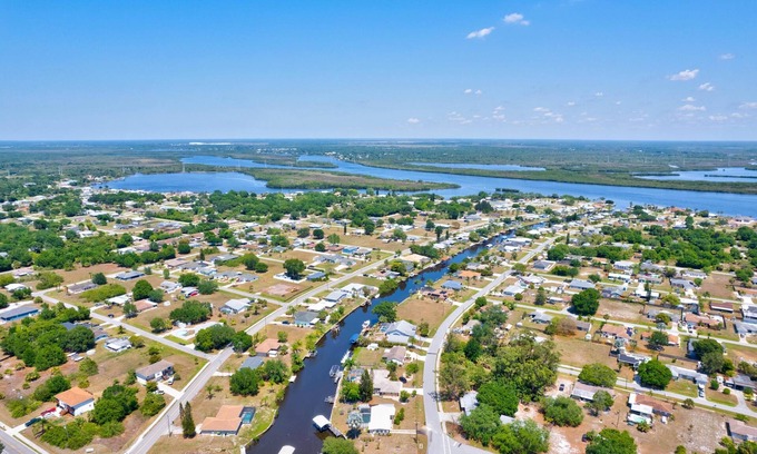 Harbour Heights Casa | Beautiful Waterfront Cottage With a Heated Pool And Dock