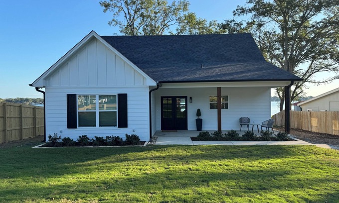 Flint Casa | BEAUTIFUL WATERFRONT 2 BR 2 BH house on Lake Palestine, WiFi, AC & amazing views
