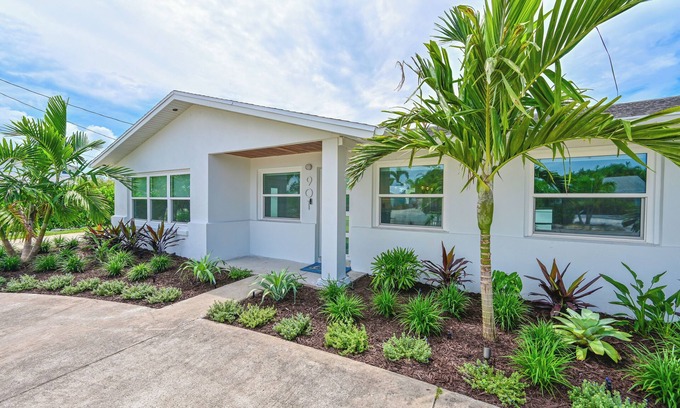 Palmetto Casa | Beautiful Waterfront 3-bedroom house with dock space in serene Palmetto