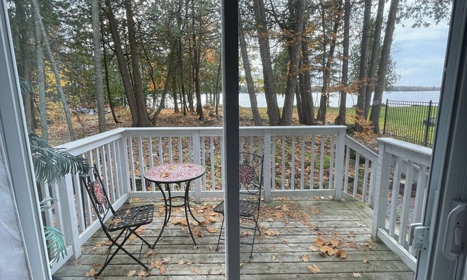 Bobcaygeon Cabaña | Beautiful Waterfront Fully Contained 2 Bedroom Suite with Dock.