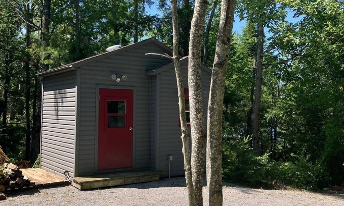 Trent Lakes Cabaña | Beautiful Waterfront Cottage BUCKHORN Huge Dock Lots Beds & Parking WIFI NO FEES