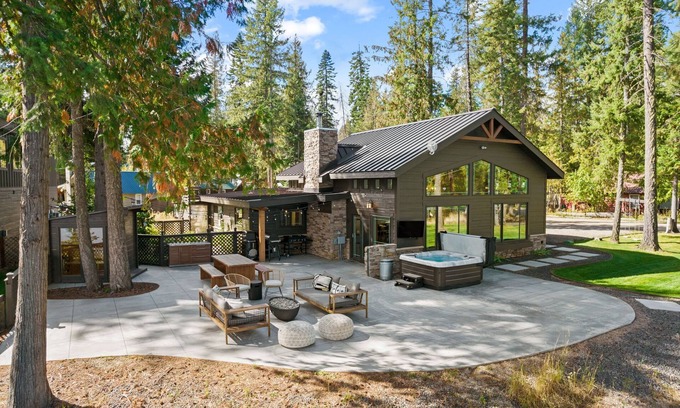 Nordman Cabina | Beautiful Waterfront Cabin with a Hot Tub & Sauna