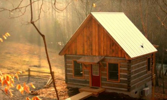 Elkin Cabina | Beautiful Waterfront Cabin with Hot Tub near Winston-Salem, North Carolina