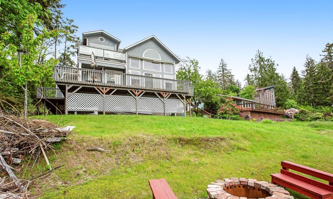 Agate Casa | Beautiful waterfront gem with gas grill, fast WiFi, shared pool & ideal location