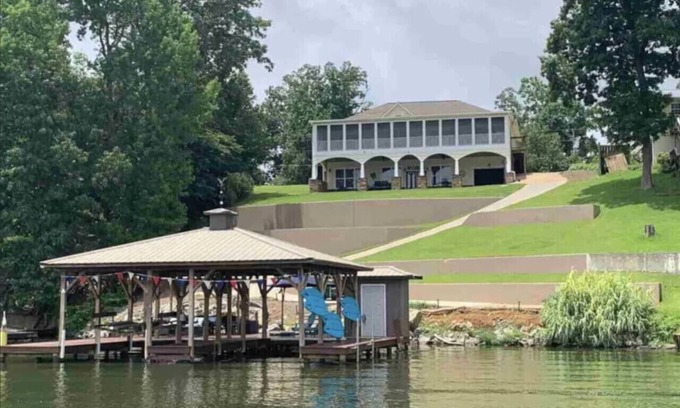 Leesburg Casa | Beautiful waterfront home with year-round water ~ Sleeps 14